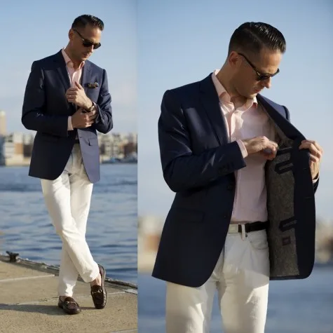Blazer xanh, quần trắng cùng giày Horsebit tối màu phù hợp với những ngày thoải mái