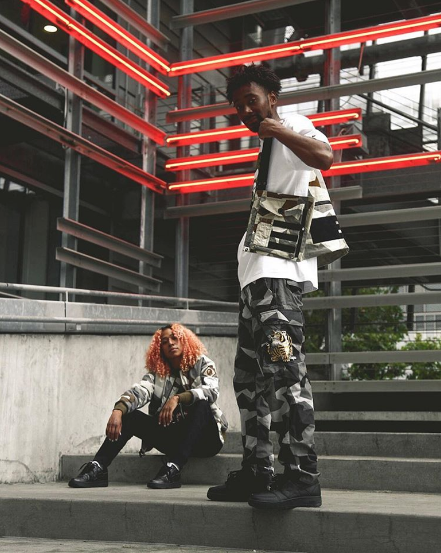 thời trang quân đội nam mặc đồ hoạ tiết camo và áo thun trắng