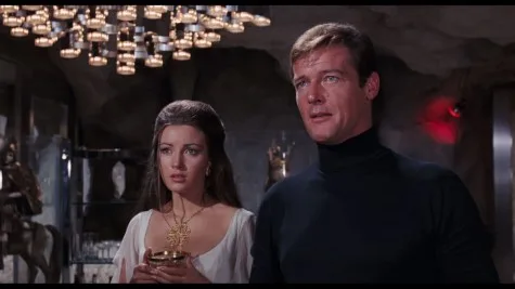 James Bond do Roger Moore thủ vai trong một cảnh hành động
