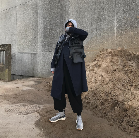 cách phối đồ những ngày mưa chàng trai mặc áo khoác đen dài và hoodie màu xám
