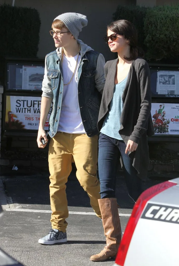 Justin Bieber cũng từng chọn những kiểu quần chinos để dạo phố. Ảnh: Popsugar