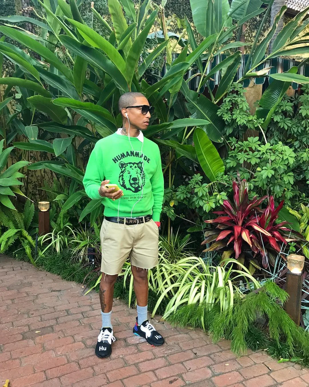 Sắc xanh nổi bật trong những ngày đông nhàm chán. Ảnh: Instagram @pharrell
