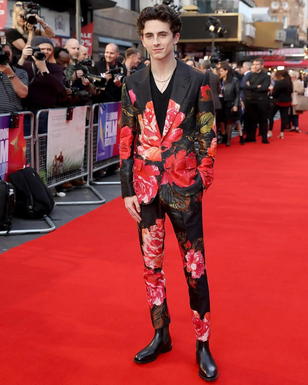 với bộ cánh rực rỡ của nhà mốt Alexander McQueen, Timothée Chalamet chứng tỏ những bộ suit thì chưa bao giờ nhàm chán. Ảnh: Instagram @alexandermcqueen