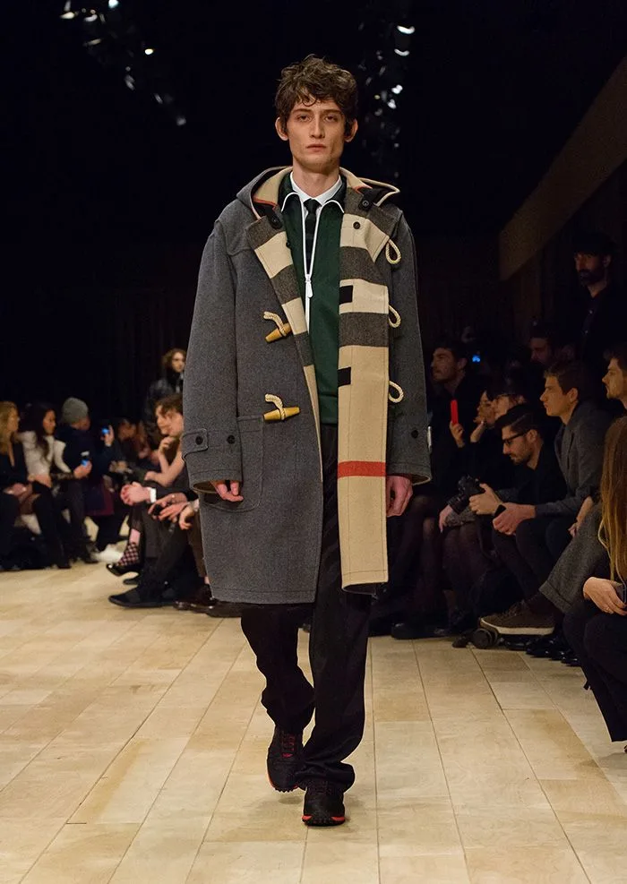 Áo khoác burberry với họa tiết Tartan. Ảnh: Pinterest