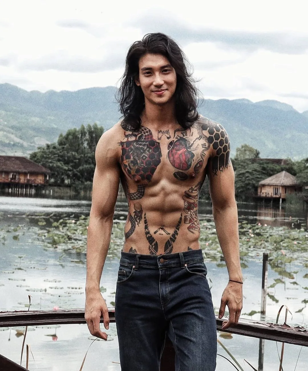 Paing Takhon cởi trần