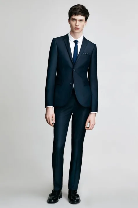 Bạn nên có một bộ suit trơn trong tủ cho những dịp lễ quan trọng Bạn nên có một bộ suit trơn trong tủ cho những dịp lễ quan trọng