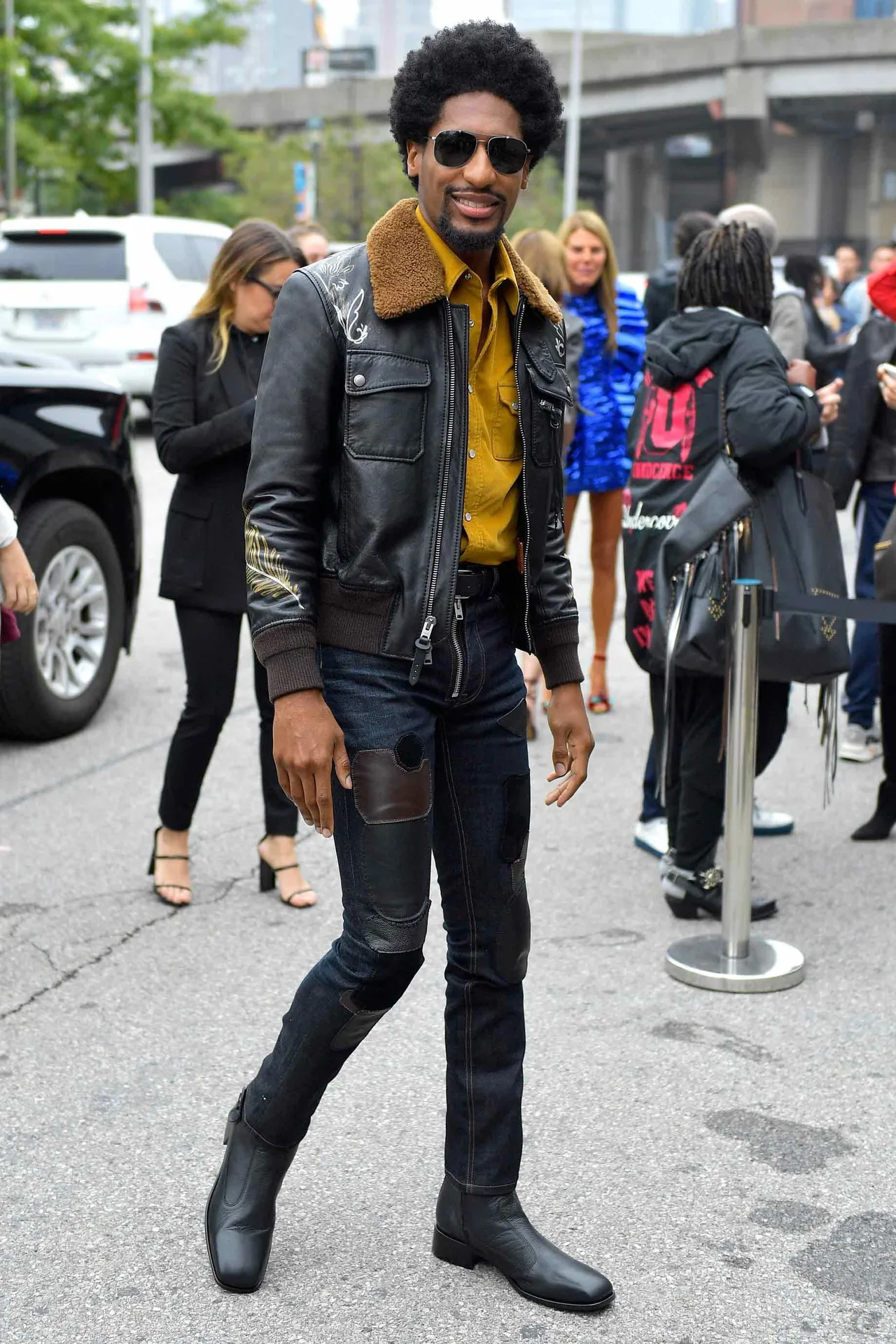 Jon Batiste đậm chất hoài cổ với chiếc áo khoác bomber da cùng quần denim tối màu. Ảnh: GQ