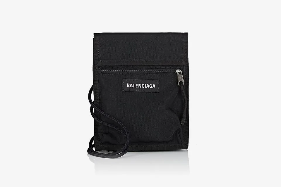 Balenciaga cũng trình làn mẫu túi đeo cổ nam với mức giá vào khoảng 630$. Ảnh: Highsnobiety