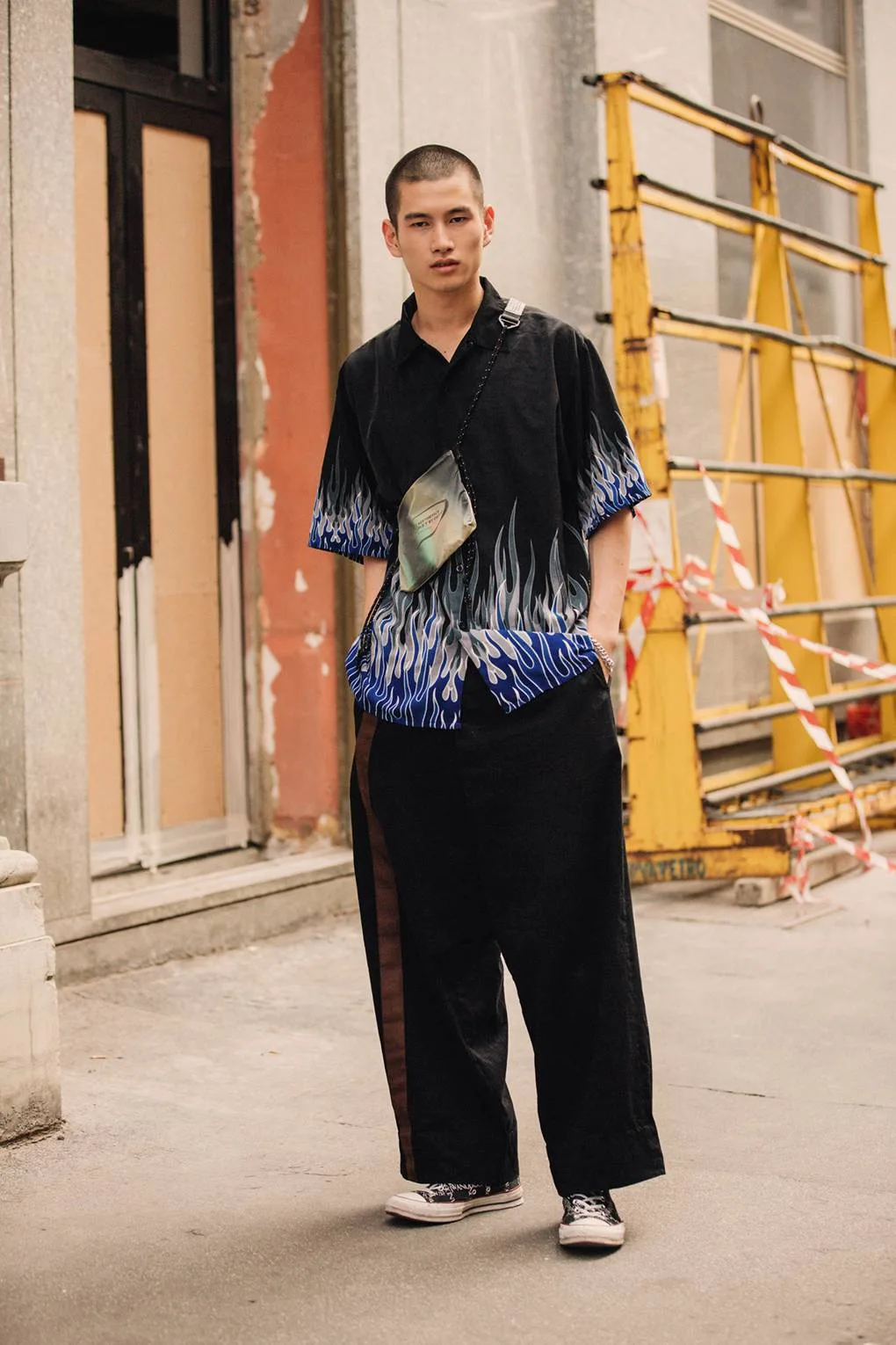 Họa tiết Small Flame (ngọn lửa nhỏ) màu xanh được độc đáo đi cùng với quần oversized và giày converse biểu trưng mạnh mẽ cho quần áo streetwear. Ảnh: IMAXTREE
