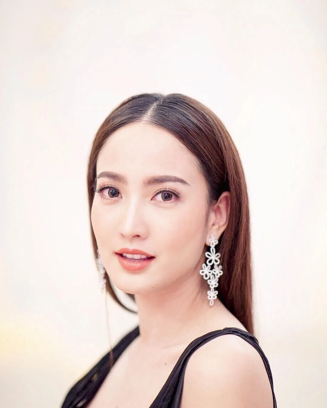 diễn viên thái - gương mặt xinh đẹp của taew