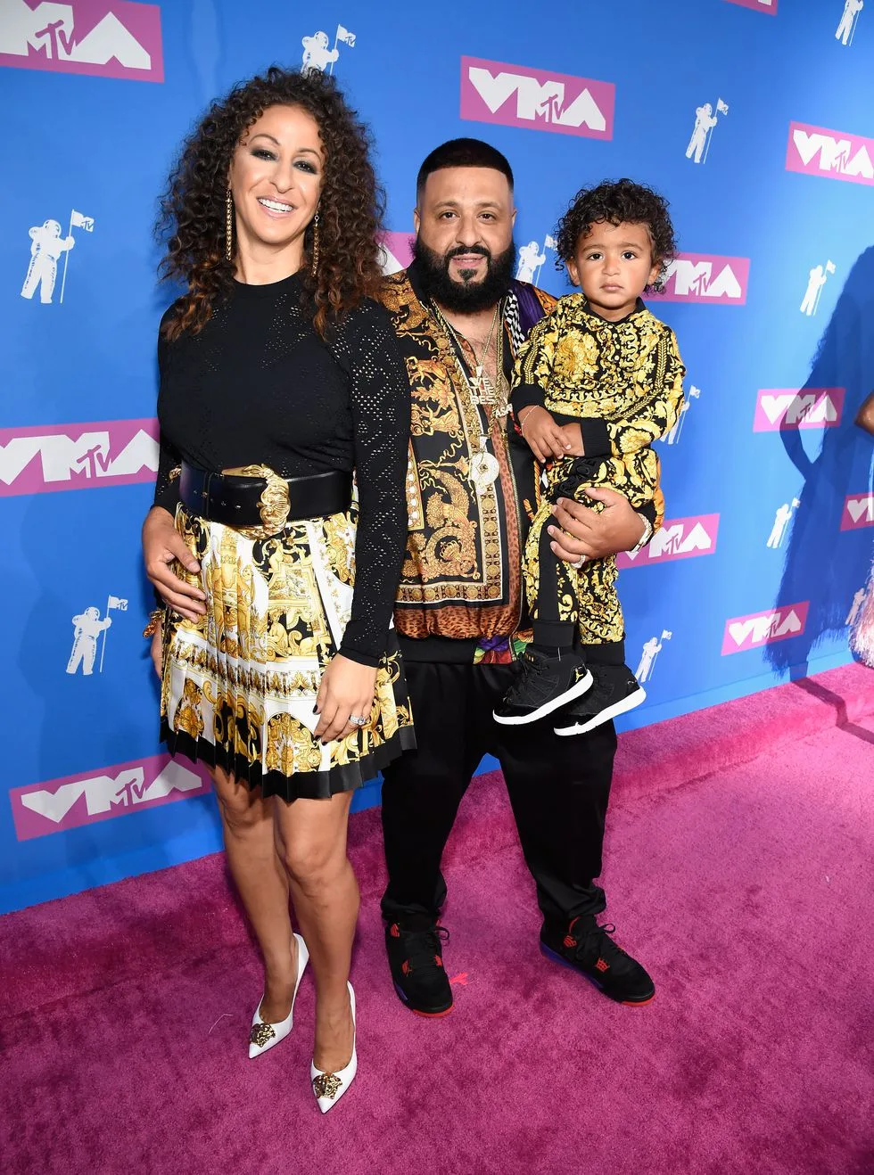 Ca sĩ kiêm nhà sản xuất âm nhạc người Mỹ DJ Khaled xuất hiện cùng vợ và con trong bộ trang phục sang trọng của Versace. Ảnh: ELLE USA