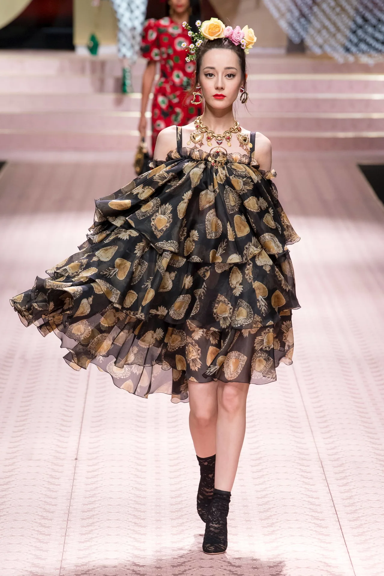 Địch Lệ Nhiệt Ba sải bước trên sàn diễn của nhà mốt Dolce&Gabbana hồi tháng 9 vừa qua. Ảnh: Vogue