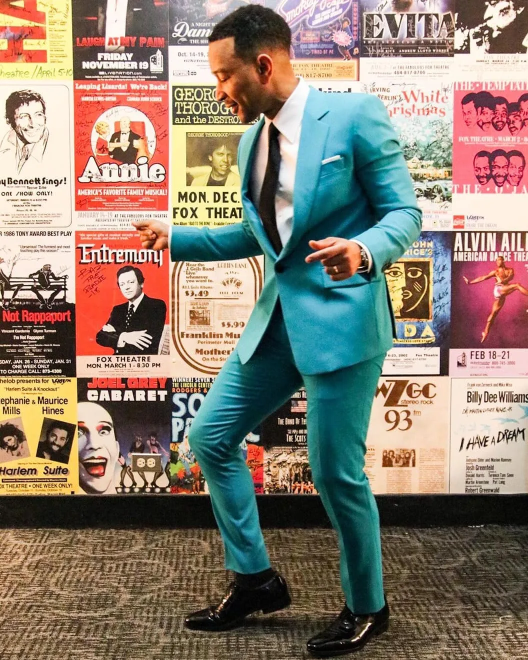 John Legend lọt top thời trang sao nam với bộ suit xanh cực kỳ thanh lịch. Ảnh: Instagram @johnlegend