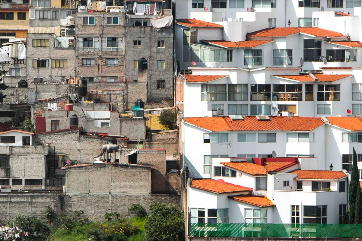 Không riêng gì ở Mexico City mà ở nhiều nơi trên thế giới chúng ta vẫn có thể thấy được sự cách biệt giàu-nghèo ở những ngôi nhà liền kề nhau. Ảnh: Johnny Miller