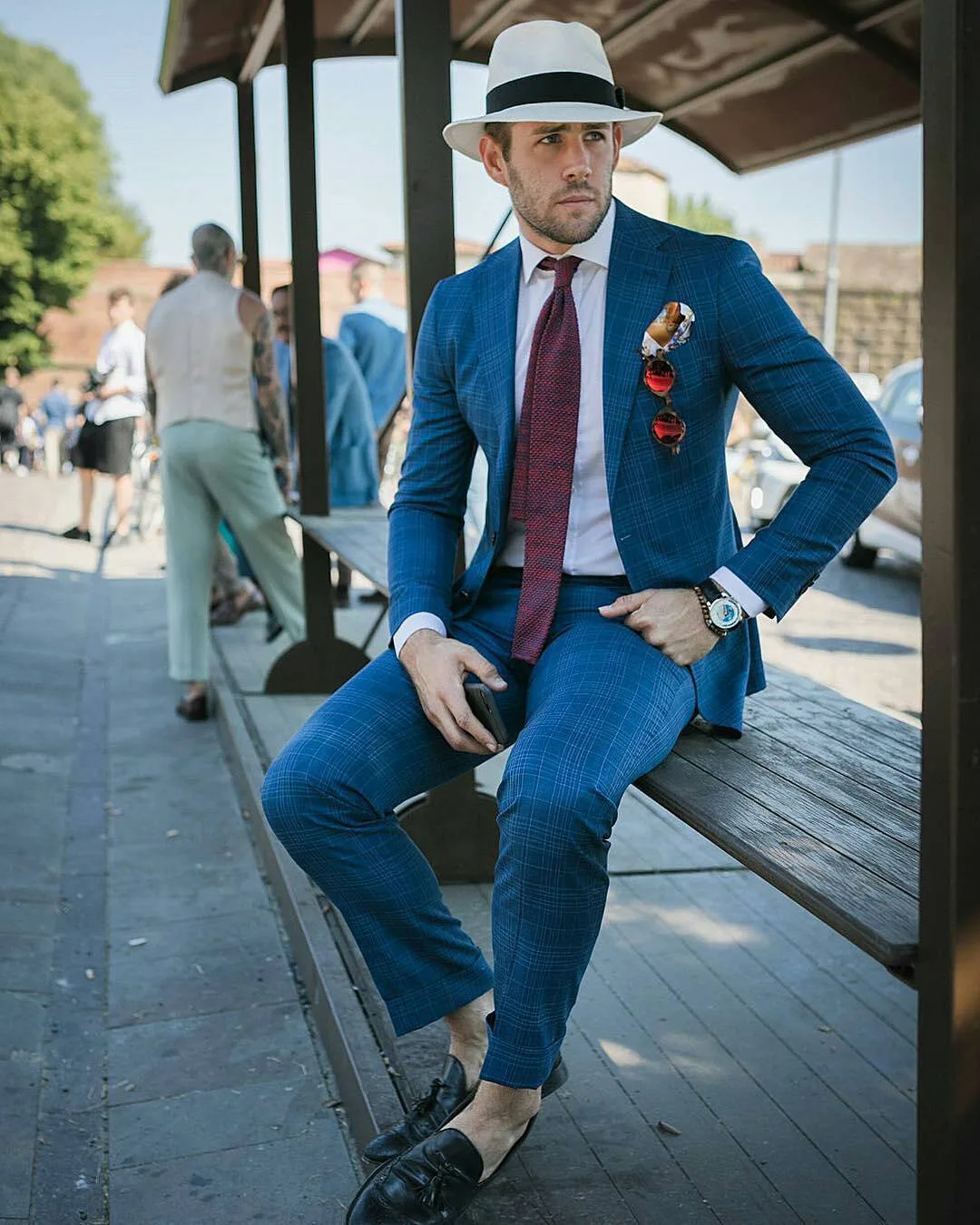 Một thiết kế suits xanh kẻ trẻ chung