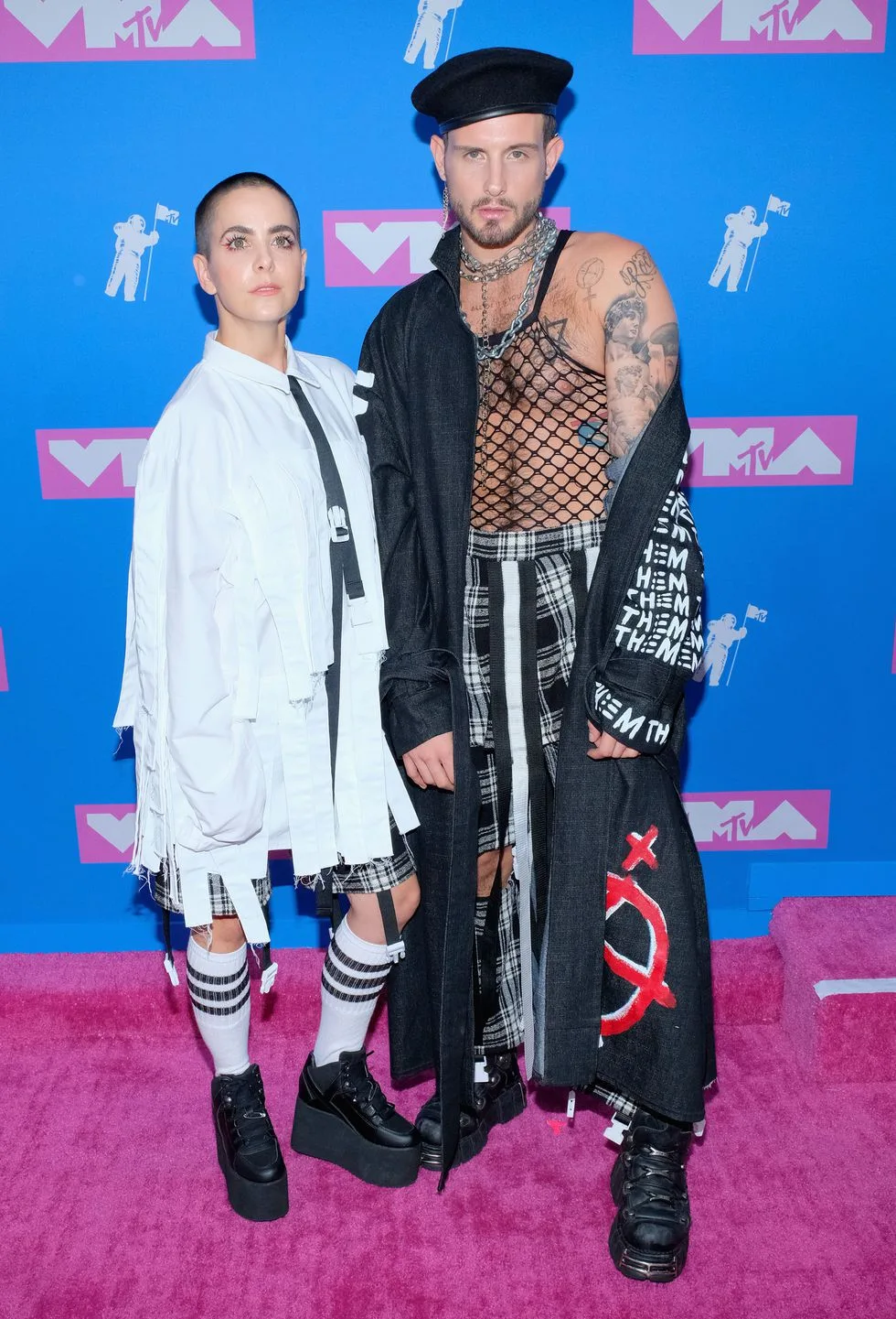 Chàng mẫu nam Nico Tortorella cực kỳ ấn tượng với chiếc áo lưới khoác cùng áo quá khổ. Ảnh: ELLE USA