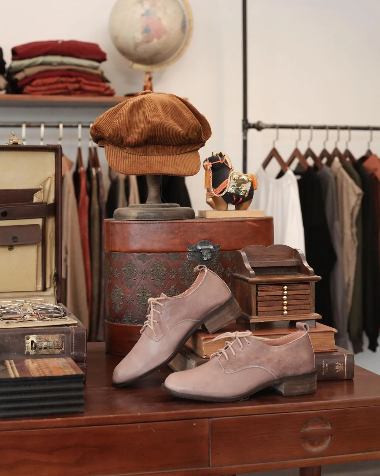 phụ kiện cửa hàng vintage magenta