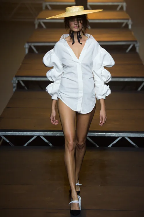 Simon Porte Jacquemus, áo sơ mi họa tiết tay bèo nhùn Spring 2017.