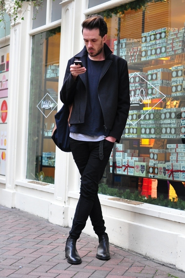 Quần jeans nam đen kết hợp cùng Chelsea Boots