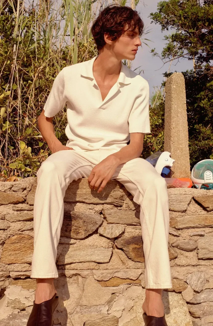 phoi do voi mau trang - smart casual - Vogue