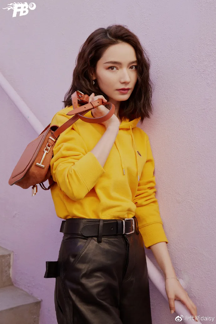 mỹ nhân tân cương - đại tư mặc áo hoodie vàng