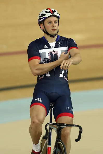 Đôi chân siêu khủng của Jason Kenny