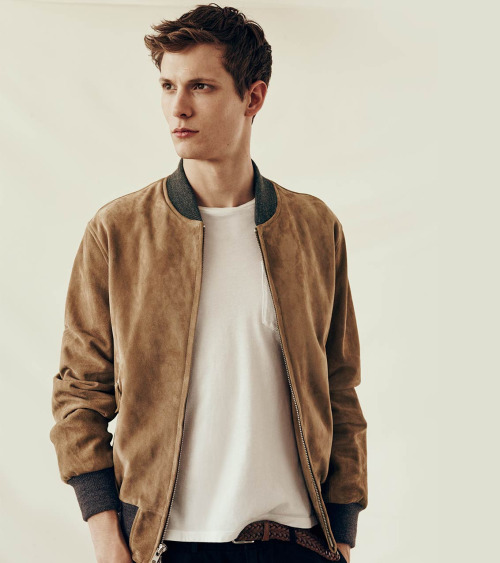 Hãy cẩn thận với chiếc áo khoác Bomber da lộn đỏng đảnh và cầu kỳ này nhé