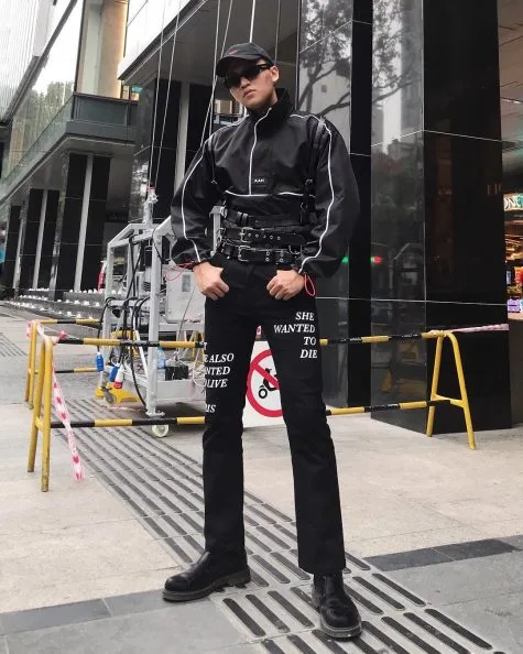 Thêm một oufit đen nhưng vẫn không hề chám nhán từ stylist Kenshj Phạm. Ảnh: Instagram @kenshj_pham
