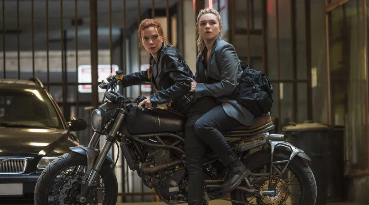 Scarlett Johansson và Florence Pugh trong vai hai chị em Góa Phụ.