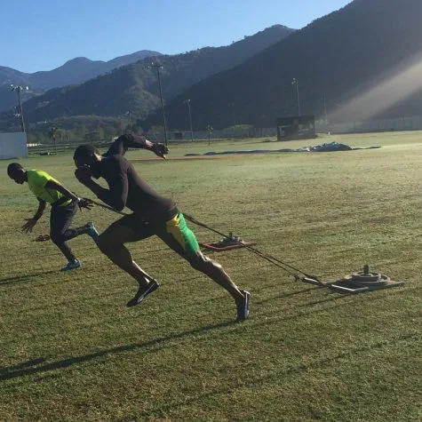Usain Bolt tập luyện cùng đồng đội