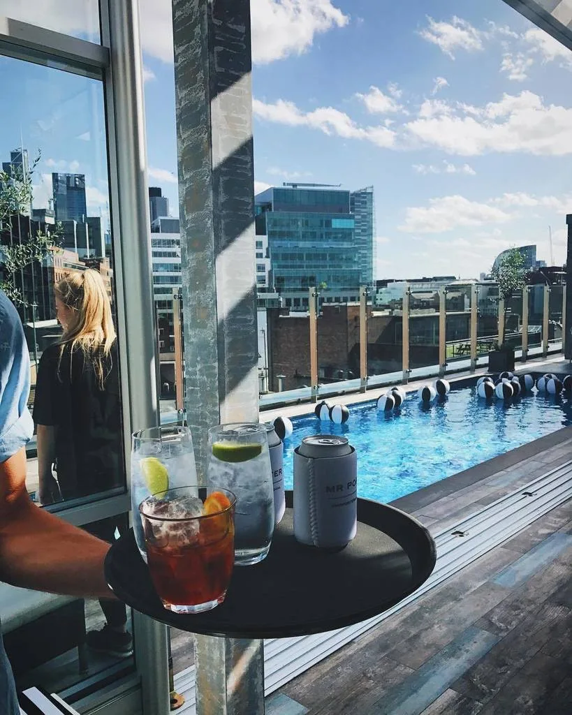 Bể bơi ngoài trời, cocktails, bóng, ảnh instax, máy game arcade và nhạc sống xua tan thời tiết u ám London