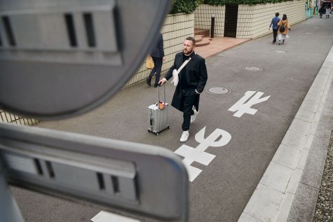 nhà thiết kế kim jones trên đường phố nhật bản cùng vali rimowa