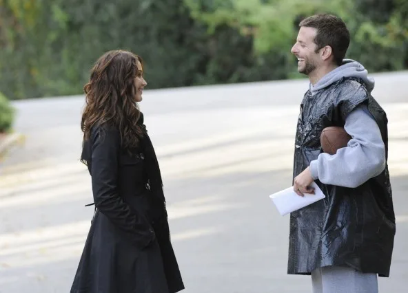 Bradley Cooper và Jennifer Lawrence trong The Silver Linings Playbook Bradley Cooper và Jennifer Lawrence trong The Silver Linings Playbook