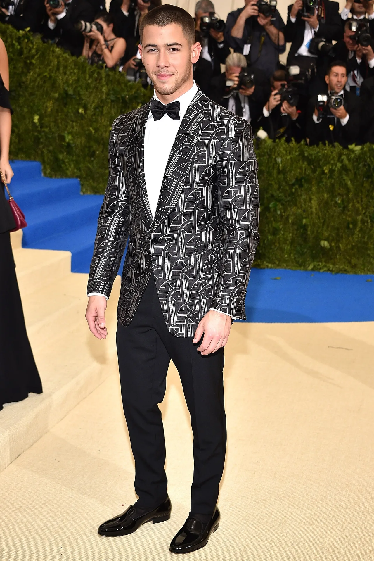 phong cach thoi trang met gala - nick jonas - elle man