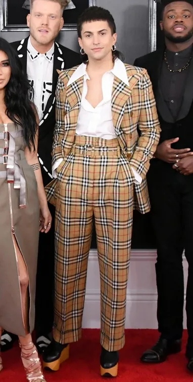 thoi trang tham do - elle man - grammy 2019 (12)