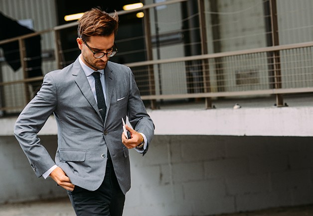 9 điều về suit nam cần lưu ý: áo suit jacket xám nhạt và quần xanh đậm.a