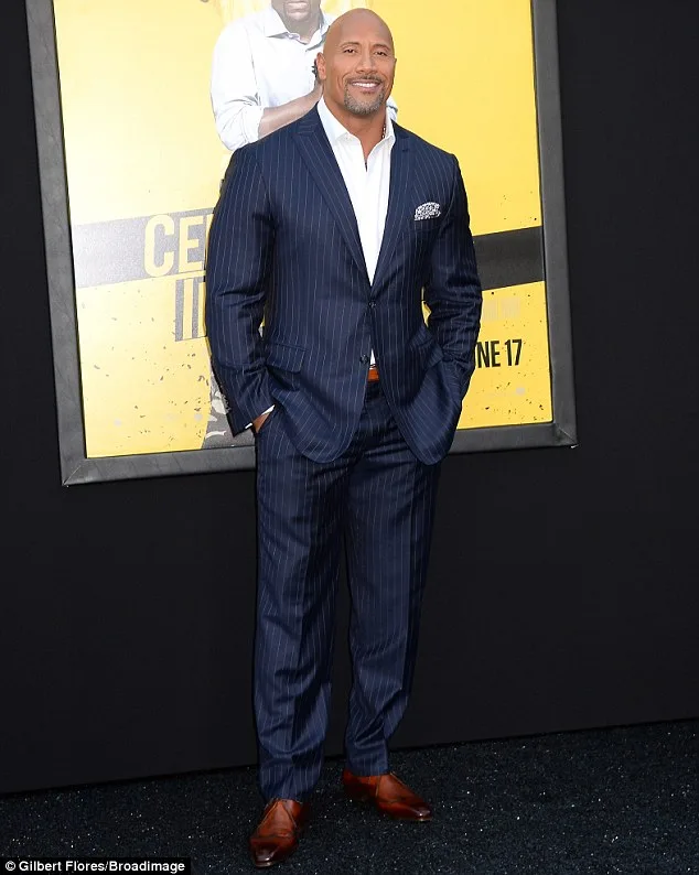 phong cach thoi trang the rock in suit - elle man