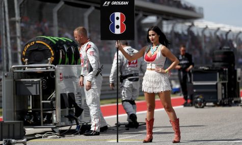 giai dua xe F1 elle man - Trang phục hở hang là điều thường gặp ở người mẫu đường đua - BBC