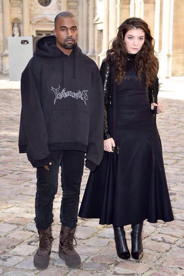 Kanye West chính là người đã đưa áo khoác Hoodie Oversized lên một tầm cao mới