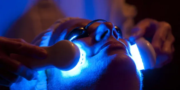 Cách trị mụn đầu đen bằng đèn LED xanh. Ảnh: HuffPost Canada