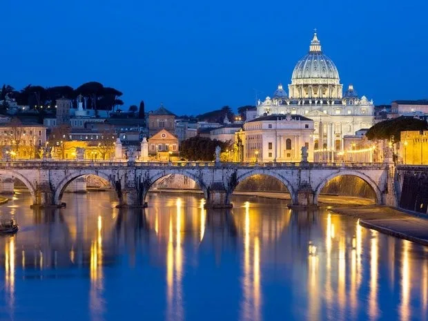 Nhà thờ St. Peter về đêm ở Rome là một trong những nơi thu hút nhiều du khách đến tham quan. Ảnh: Zing