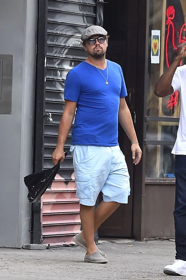 Tài tử Leonardo DiCaprio cũng mắc lỗi thời trang khi chọn chiếc quần cargo rộng thùng thình. (Ảnh: Getty Image)
