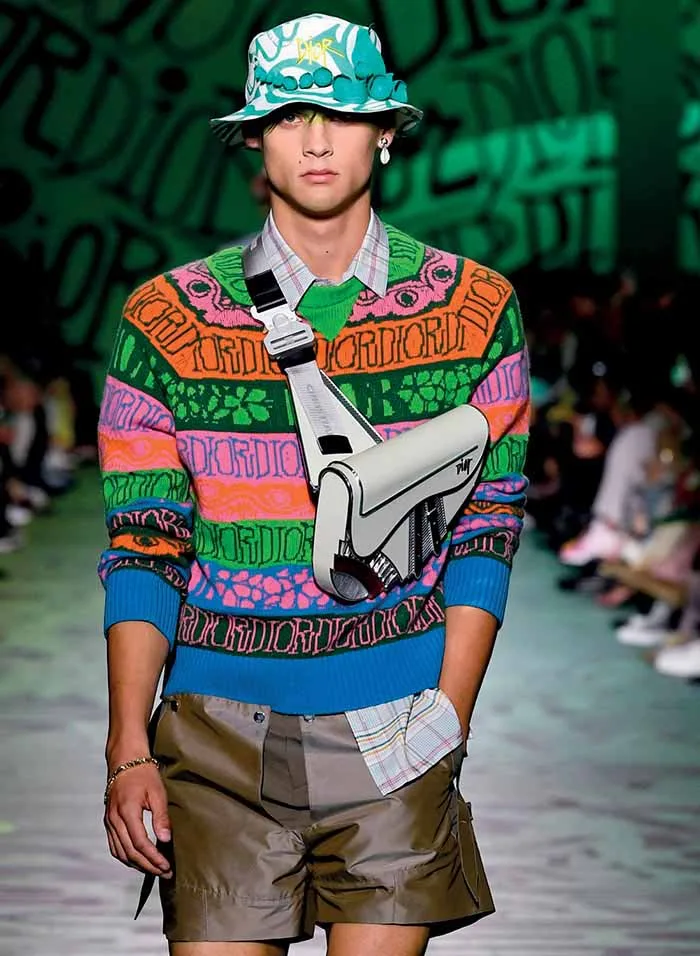 Họa tiết chữ viết của Shawn Stussy được in trên trang phục Dior Men Pre-fall 2020.
