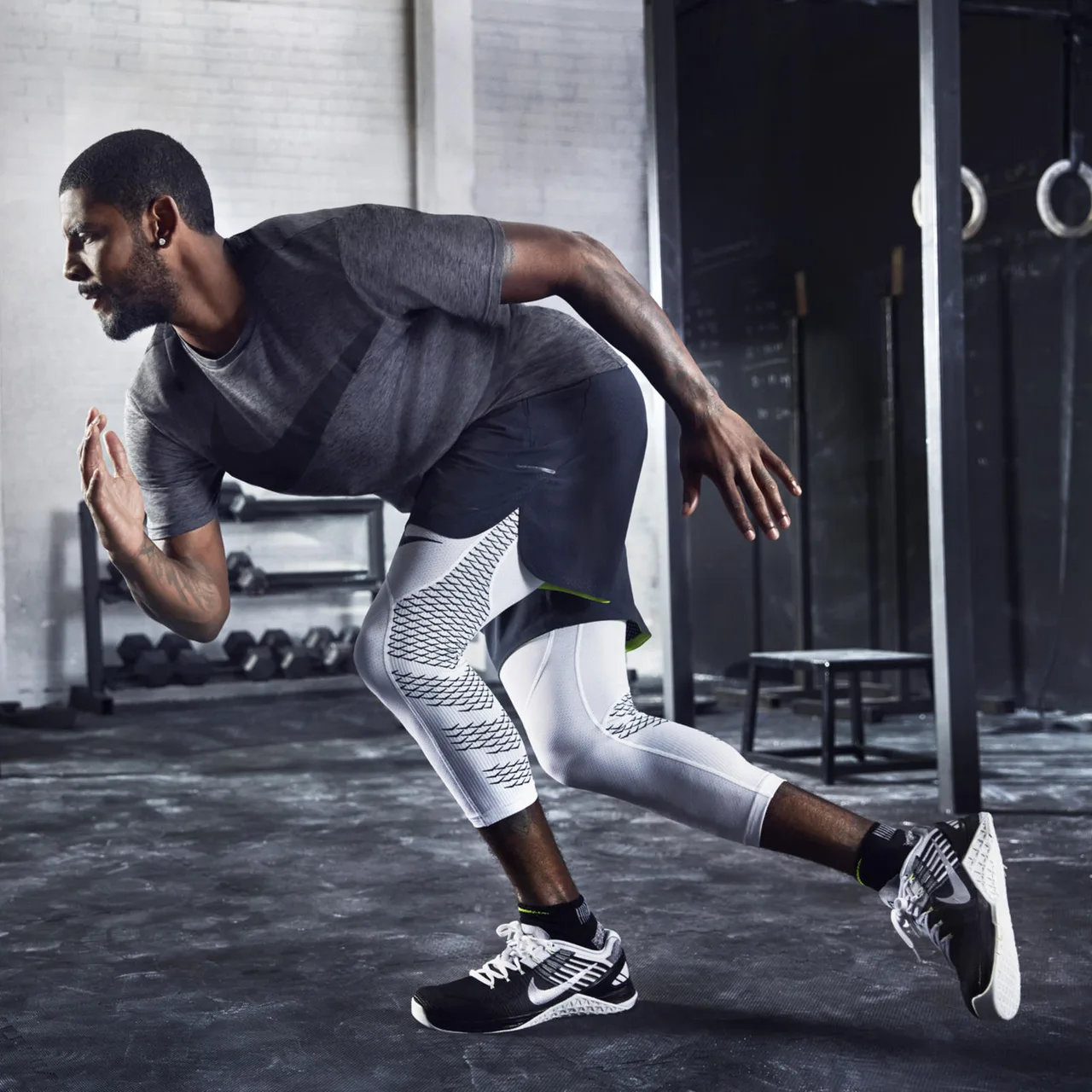 người đàn ông đang tập luyện thể thao trong trang phục Nike