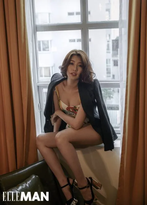 Thuý Ngân Áo crop top, quần và blazer DOLCE & GABBANA