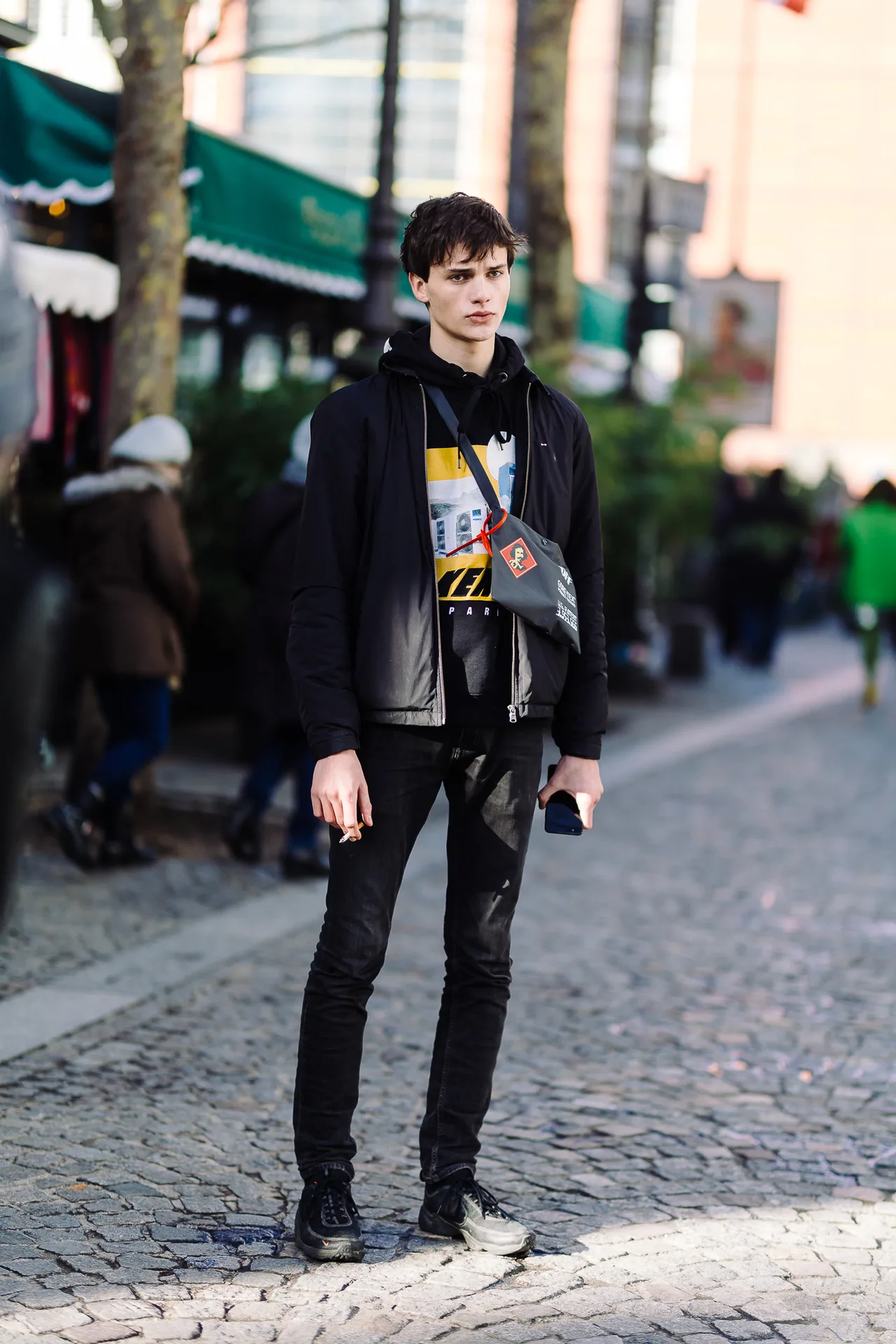 Túi OFFWHITE xuất hiện trên khắp nẻo đường Paris