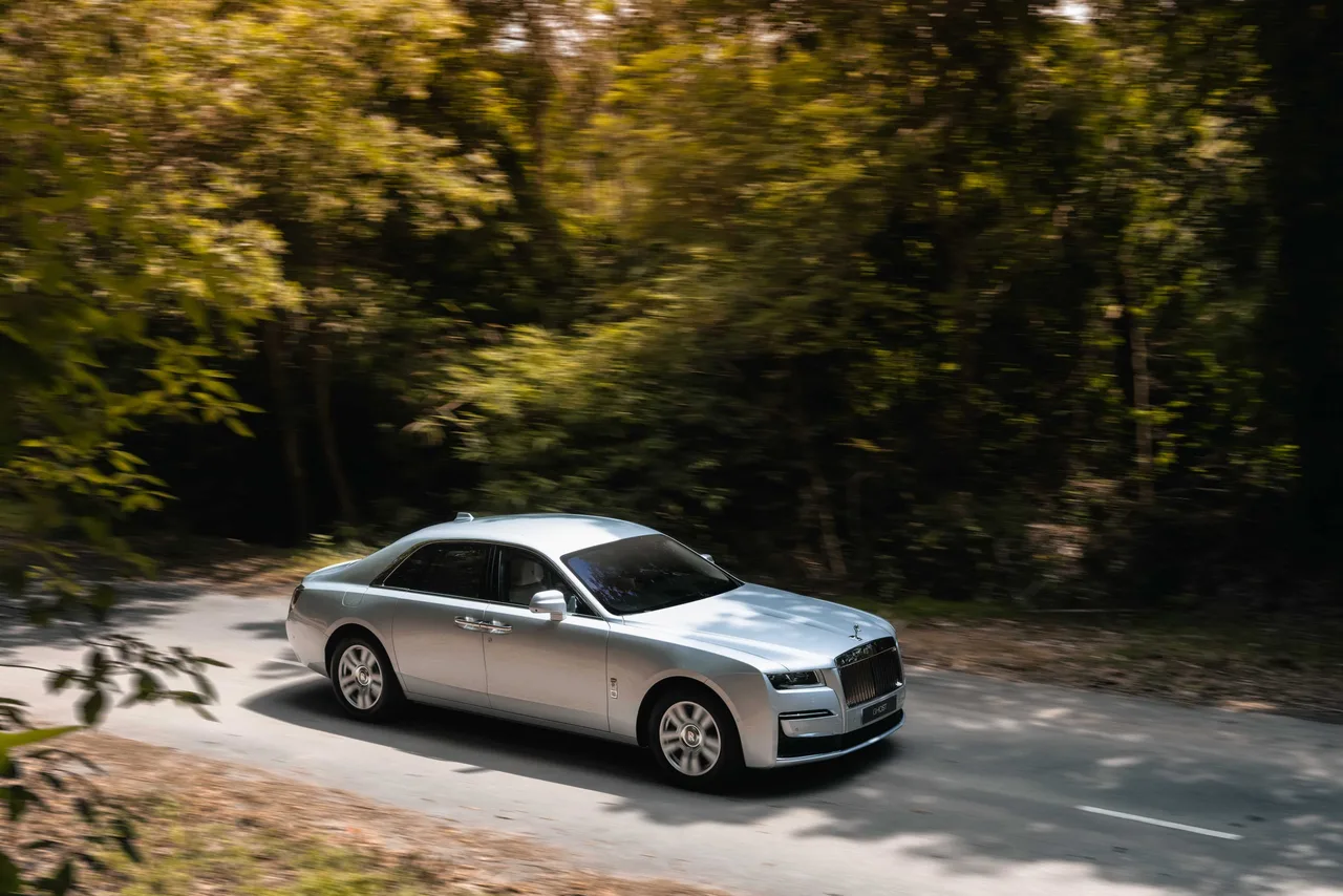 Rolls-Royce New Ghost tại con đường rừng