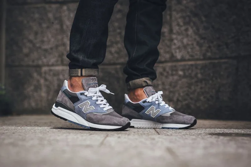 Kiểu giày nam đẹp Thu-Đông 2016: New Balance với quần jeans.