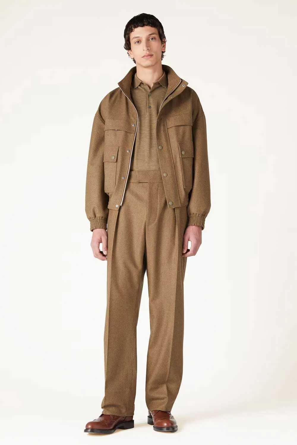 Áo bomber và quần ống rộng màu be