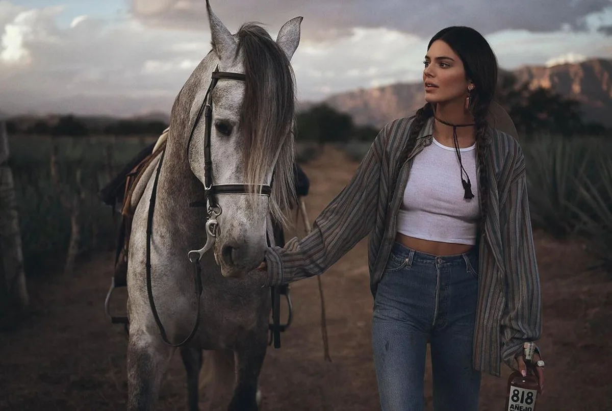 Kendall Jenner - một trong những cái tên mới nhất bị vướng vào những lùm xùm xoay quanh việc Chiếm đoạt văn hoá